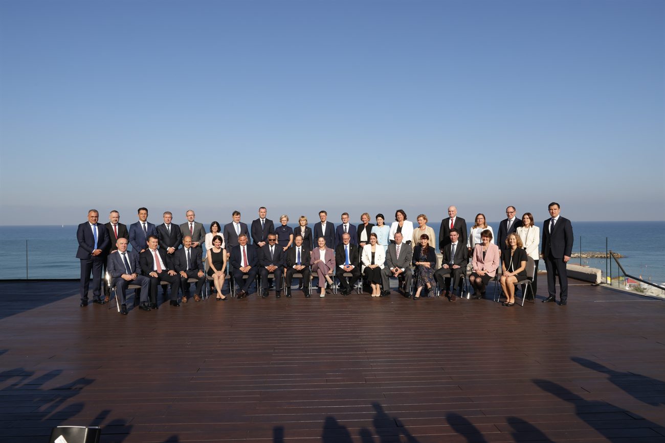 Official group portrait of WHO Regional Committee delegates with the President of Israel.